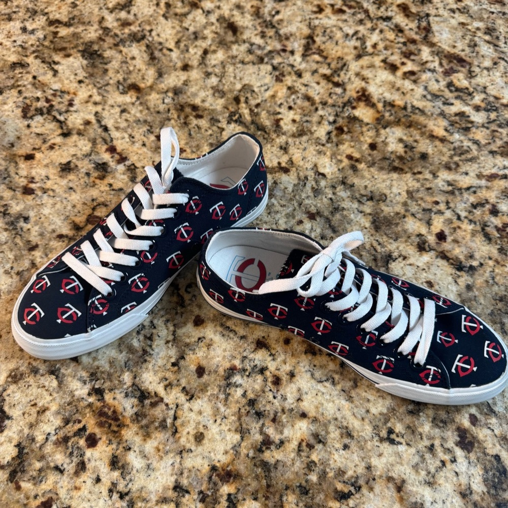 Row One Minnesota Twins Sneakers Women’s Size 8. Men’s 6.5 EUC - Picture 2 of 7